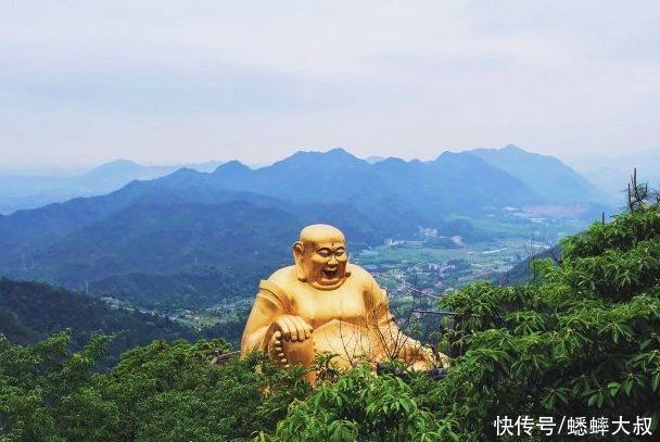 浙江隐藏着一个幽静好玩地,镶嵌在万仞峭壁间,靠木柱凌空支撑