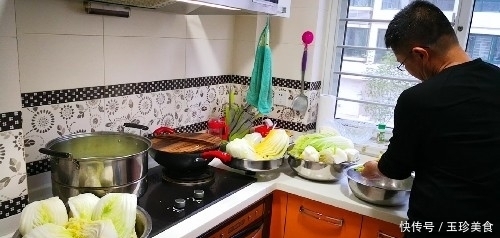 腌酸菜时,老做法,新工艺,叫你找回妈妈的味道,放一年都不坏