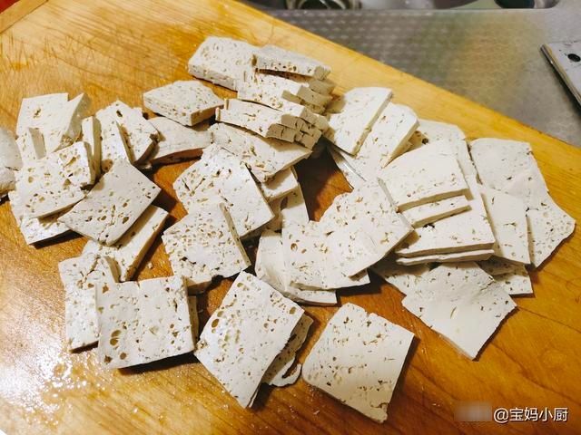 豆腐新做法,多一步变成了吃不起的样子,调个汁一拌,入口贼香