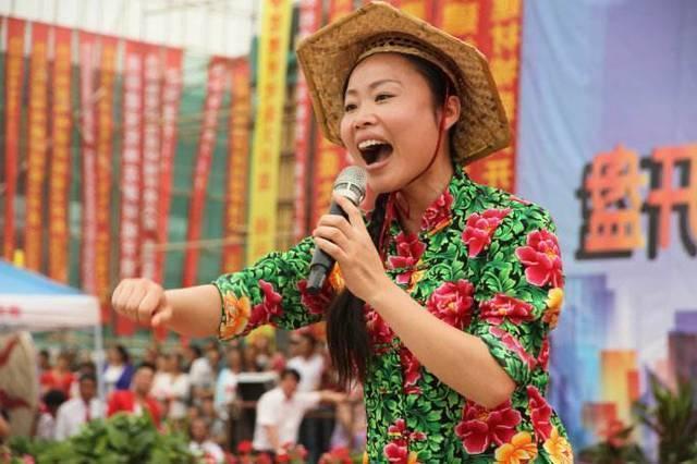 草帽姐的堕落史：从一夜爆红荣登春晚到销声匿迹，她究竟做了什么？