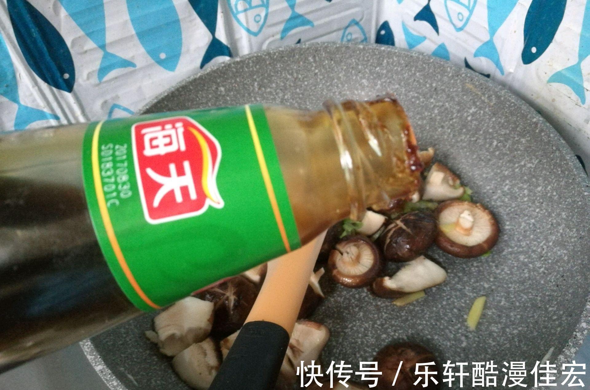 大鱼大肉吃太腻,试试这道蚝油香菇炒油菜,味道鲜香,清新解腻