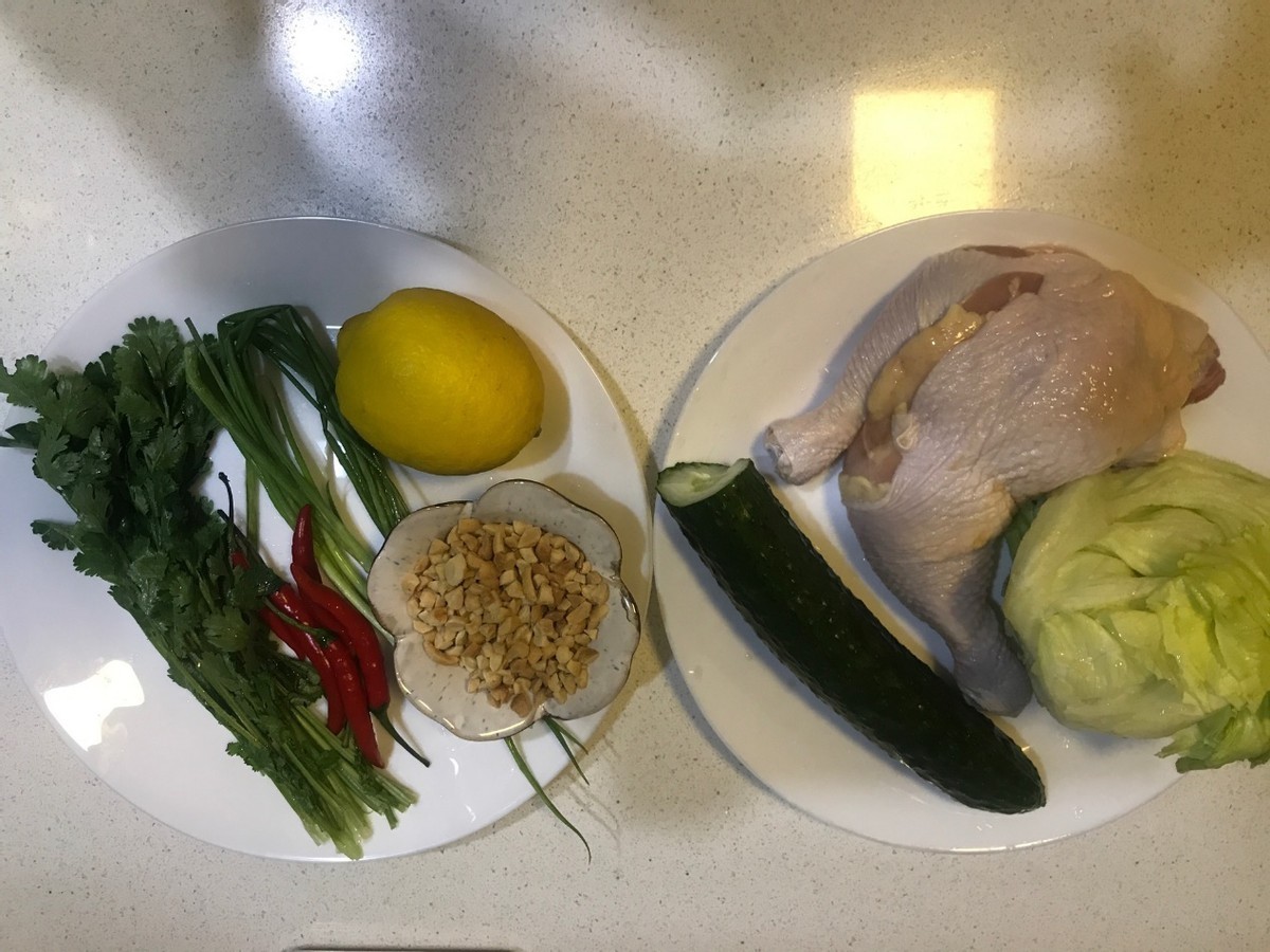 这是一道泰式菜,鸡肉搭配蔬菜,风味独特