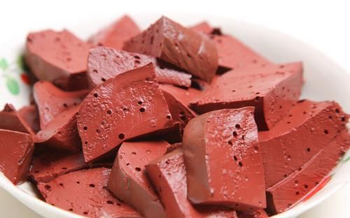 炒猪血，直接炒是大错，多做一步，猪血嫩滑不腥，还不易碎