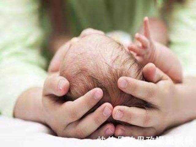 宝宝|宝宝意外滚下床,家长一个动作让孩子没了呼吸,很多家长都这么做