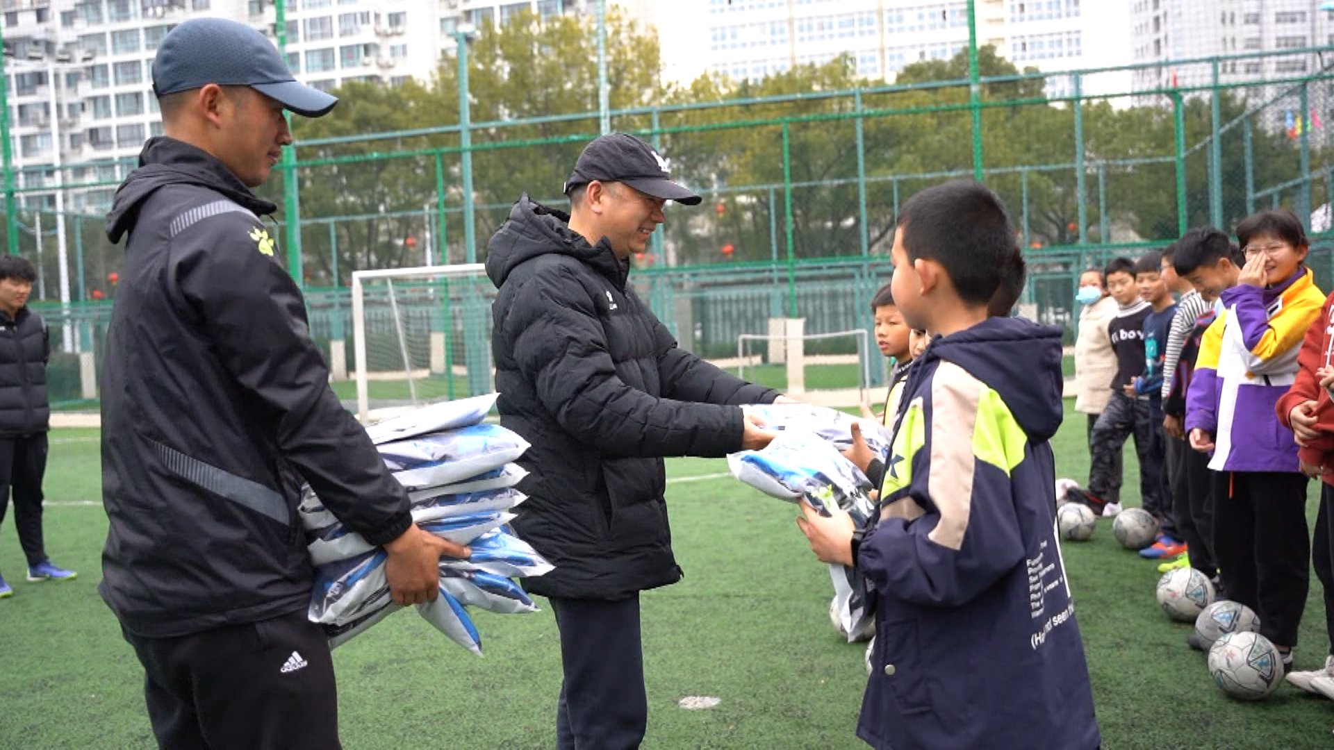 温岭：派送足球大礼包，让新温岭人健康温暖过大年