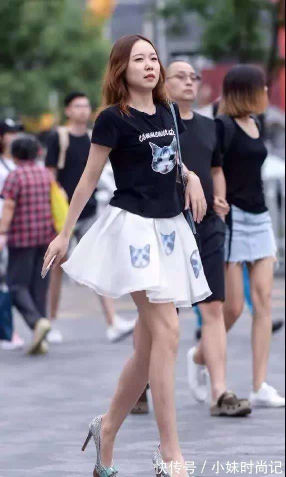 打扮 街拍:打扮很时尚的靓丽大姐,白色花边裙很是亮眼,自信满满!