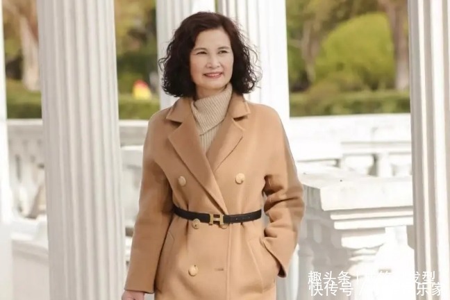 五六十岁的女人,过年烫发建议选这三款发型,时髦减龄又好打理