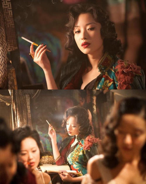 白色|李小冉穿白色礼服出席活动,仪态优美,我最喜欢她这一点