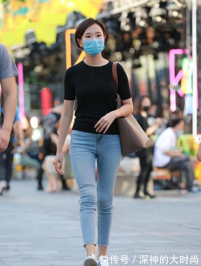 短袖 黑色短袖搭配修身牛仔裤,休闲时尚,显瘦百搭!