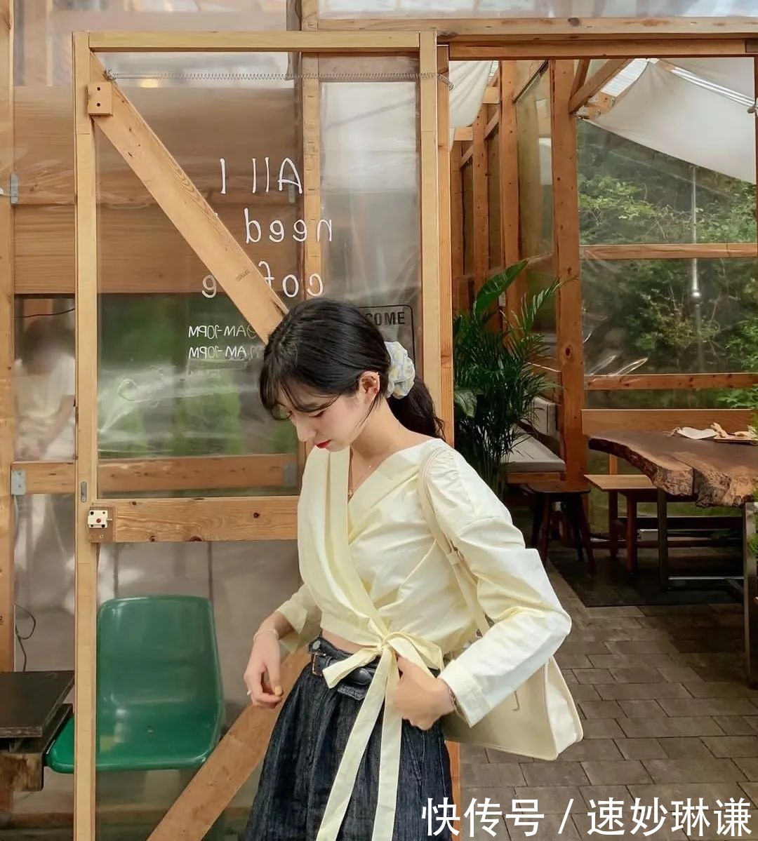 短上衣 + 高腰下装,今春流行这么穿