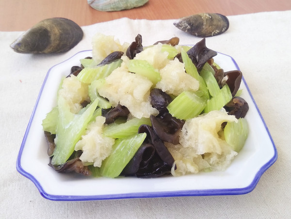 西芹|它是天然“碱性食物”，常吃口气不臭，秀发乌黑，皮肤细腻有光泽