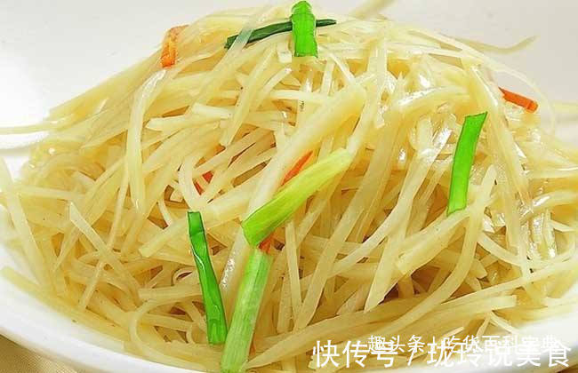 炒土豆丝，别出锅前才放盐，多加“这一步”，土豆又脆又入味
