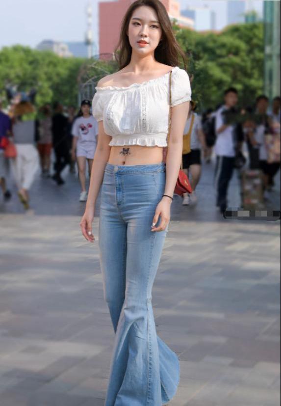 修身牛仔裤 高挑女性的穿搭,抹胸装加喇叭裤,简直“秀腿于无形”