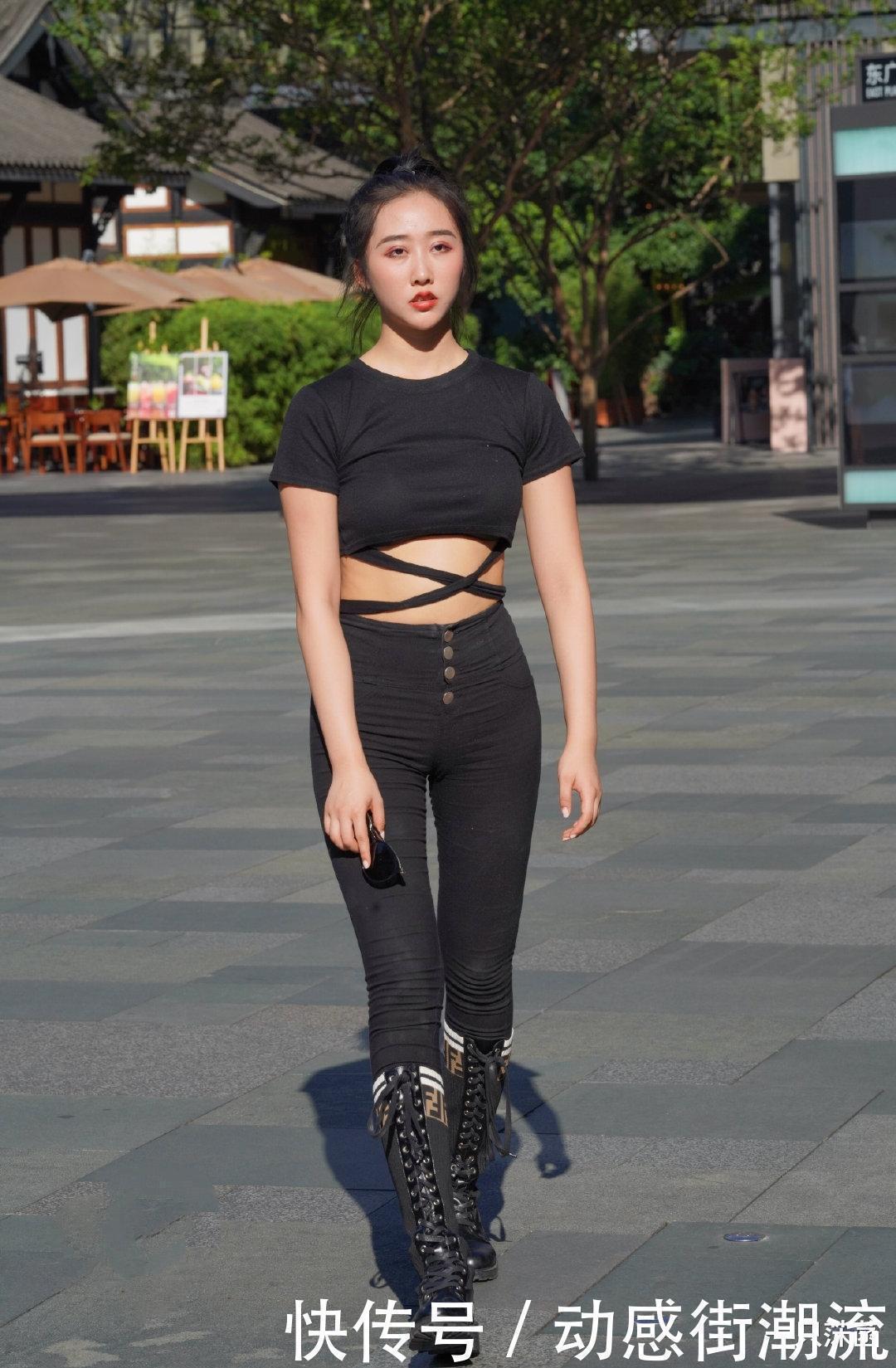 姑娘的搭配太聪明,短T恤衫配长筒靴,秋季这么穿时髦又洋气