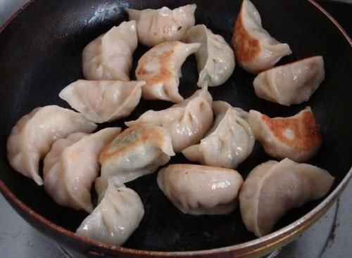 酥脆|煎饺子的时候，别只会傻傻放油，多加一个步骤，饺子酥脆可口
