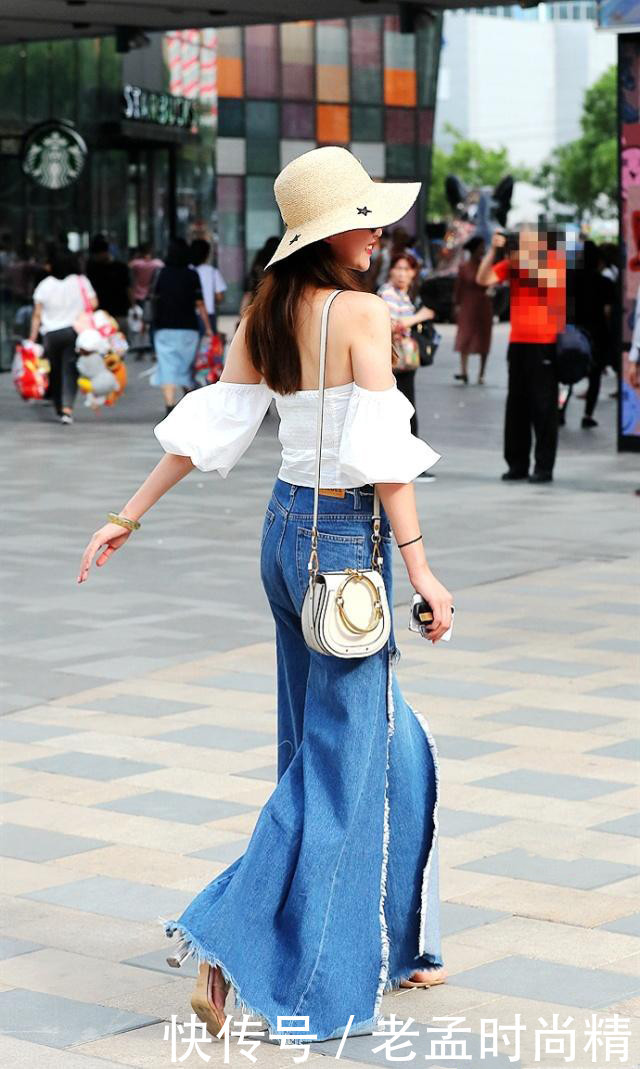 街拍美女: 一字肩穿出柔美的姿态, 开叉牛仔裤性感十足