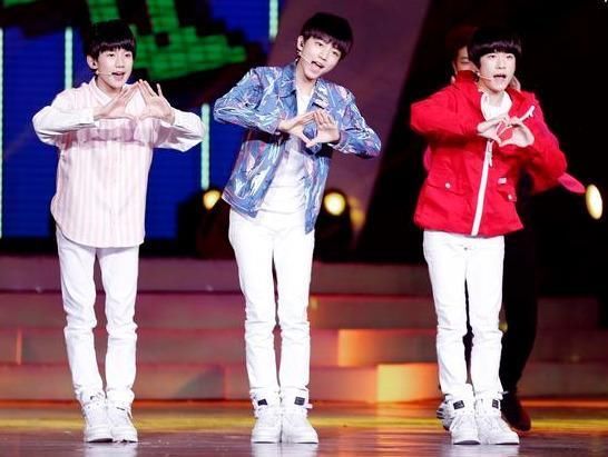 易烊千玺昔日队友处境大公开,路边表演没人看?