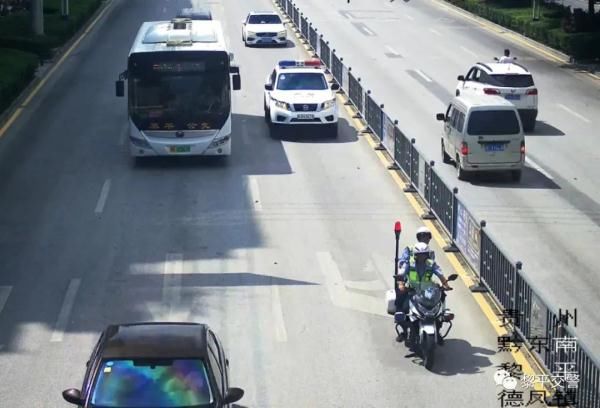 救助|为生命护航，国庆首日黎平交警与时间赛跑紧急救助一名危急病人