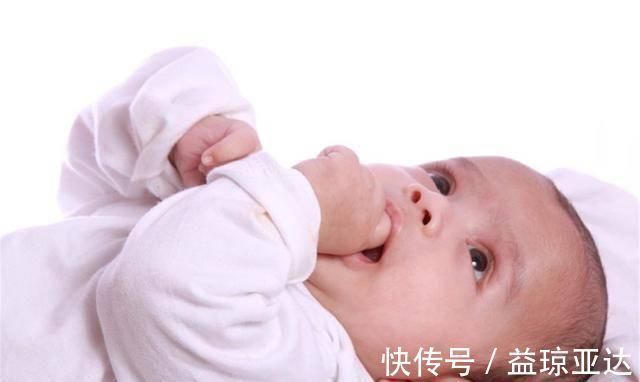 妈妈|宝宝白天频繁吃奶、不肯睡觉,除了母乳不足之外,还有两种可能