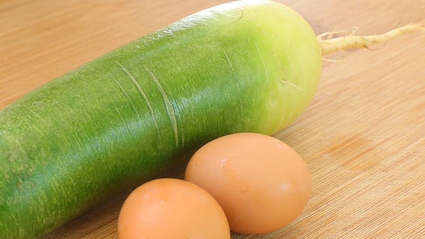 一个萝卜,两个鸡蛋,这样做超好吃,皮薄大馅,香酥多汁比包子香