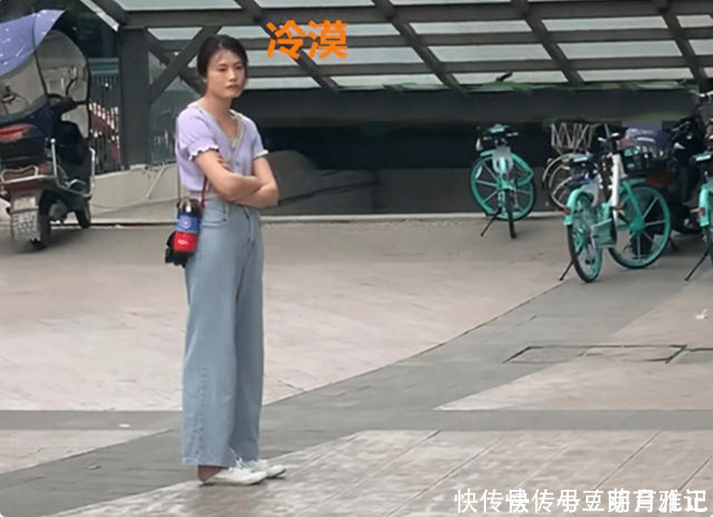 如松|母子当街上演“对抗赛”，男孩为要玩具满地打滚，一旁宝妈站如松
