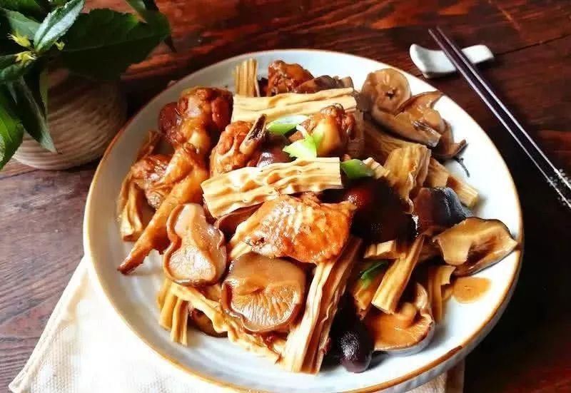 腐竹泡|腐竹、香菇和鸡翅这样搭配，营养全面孩子爱吃！赶紧学起来吧~