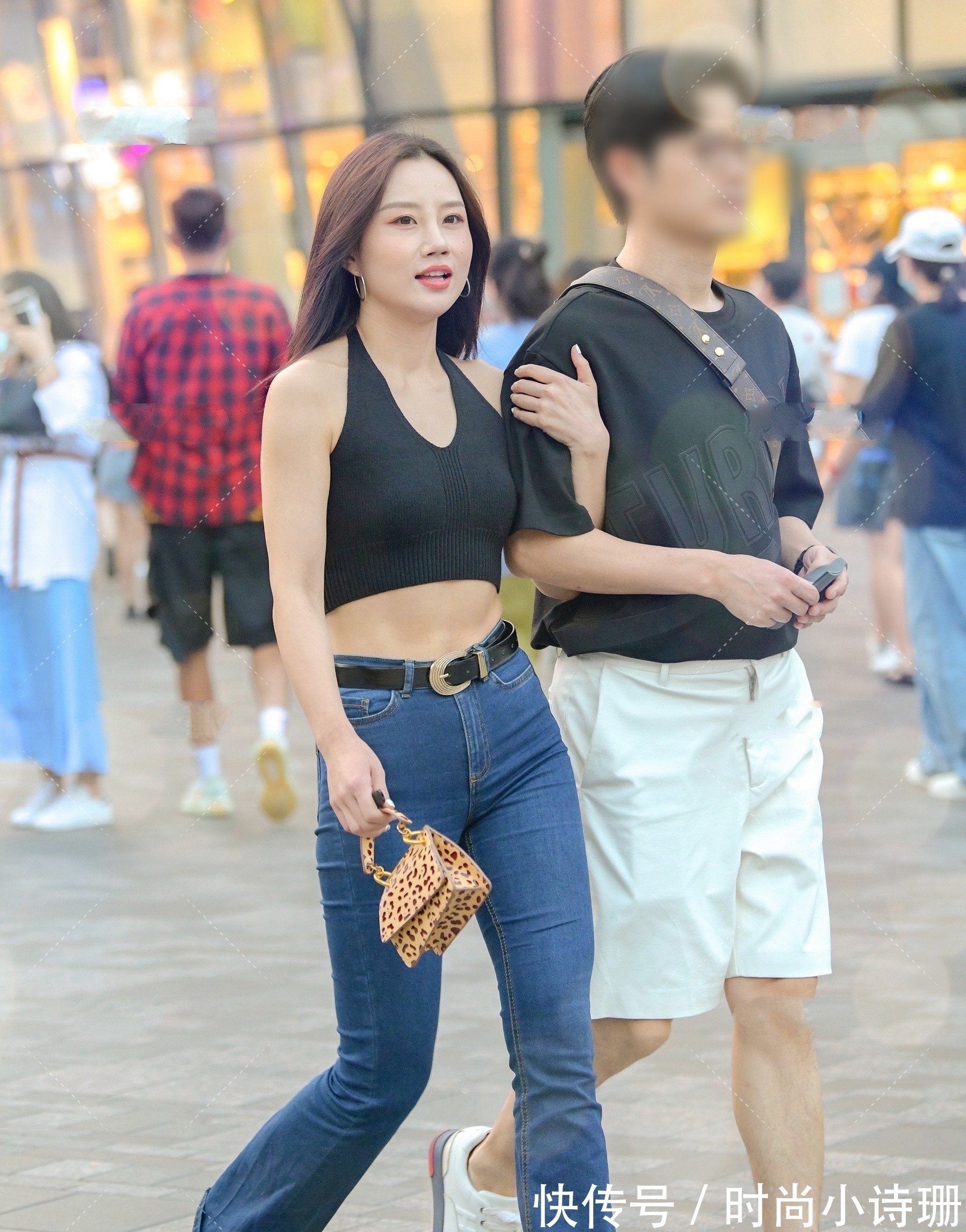 oversize感 显瘦又显高的阔腿裤,搭配黑色运动背心,减龄又时尚