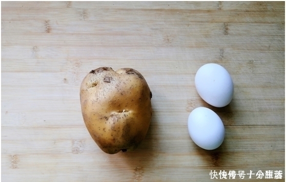 不用揉面2分钟就做一锅,比买的炸薯条还好吃,加俩鸡蛋个个香嫩