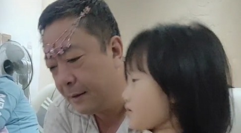 贵妇|“贵妇爷爷”哄娃吃药药火了,大概是全网“最洋气”的爷爷