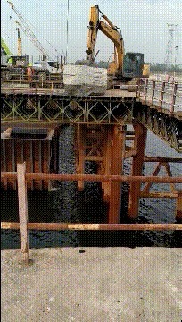 |搞笑GIF:冬天到了,地球有点冷,我给他烧点柴火