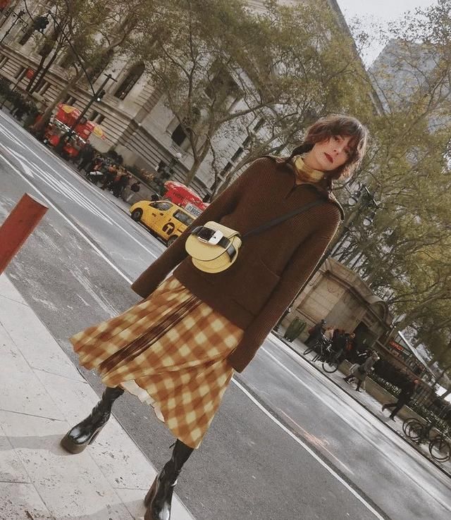 ?女人过了45岁,出门少穿这3种“装嫩色”,显胖俗气还掉价