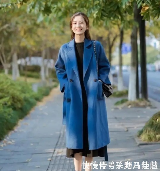 雾霾蓝大衣不流行了,最近大火的“海蓝色大衣”,这样搭配真好看