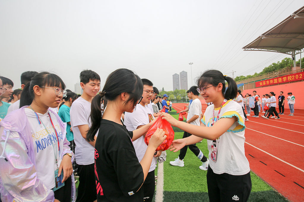 初中|江苏南通：初中举行送祝福活动 为中考加油