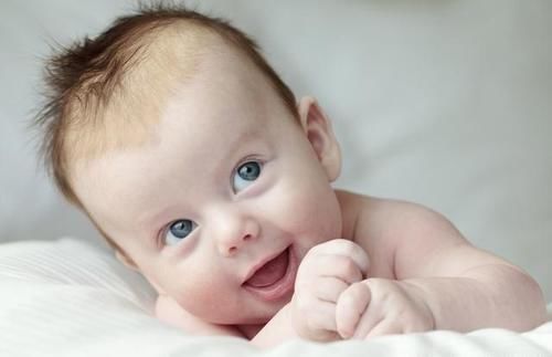 婴儿|宝宝侧睡好还是仰卧睡好?别大意,睡姿对宝宝安全很重要