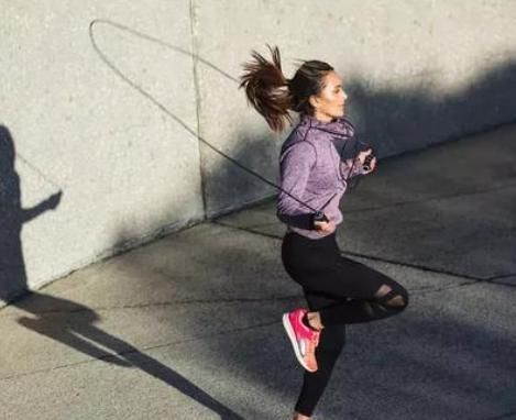 跑步|跳绳比跑步更燃脂，坚持跳绳一个月，你的身体会出现减肥的效果