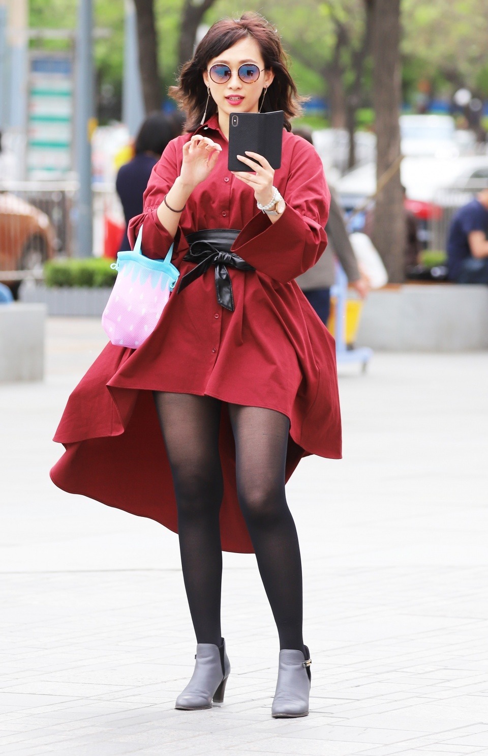 街拍:肤白似雪的小姐姐,美的光彩耀人让人惊艳