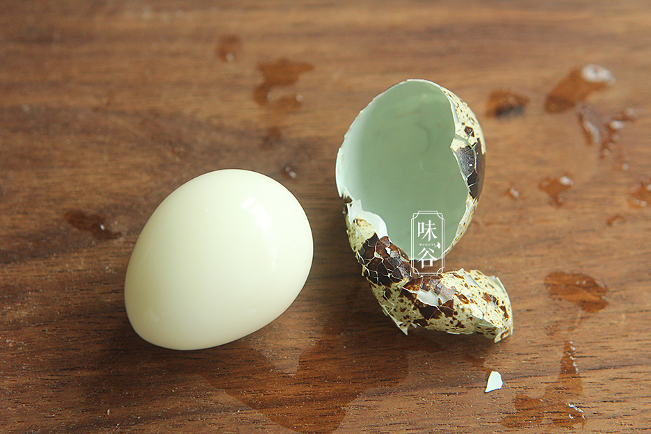 煮鹌鹑蛋时,用上这个方法,鹌鹑蛋壳一碰就掉,单手就能剥开