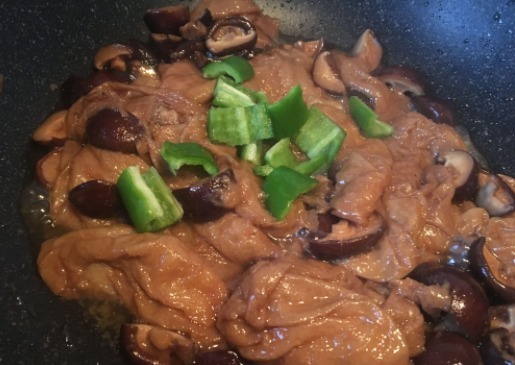 香菇跟它真是绝配,嫩滑多汁,五块钱一大盘,比大鱼大肉还香