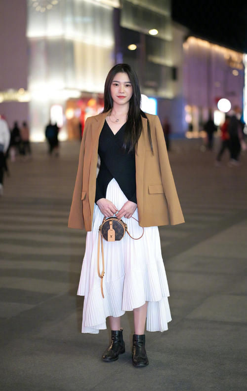 不能小看白色的裙子，早春搭配离不开，轻松穿出女神气质