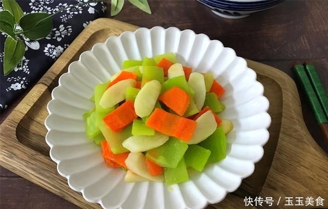 5分钟快手菜,三样素菜放一起,简单一炒,比大鱼大肉还好吃!