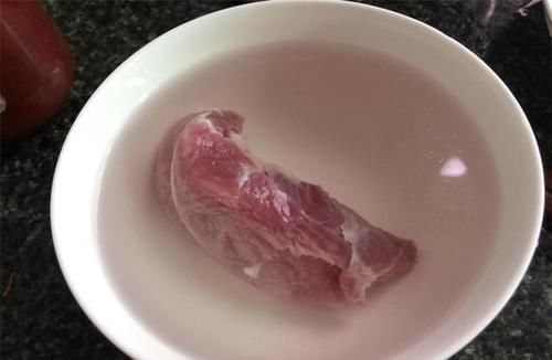 不管解冻啥肉,万万不可用水泡,老厨师教我诀窍,一下子就搞定