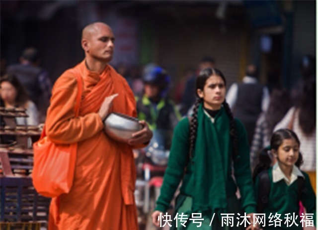 他的一生|鸠摩罗什：7岁随母出家游历，2次被迫圆房，圆寂后化为舍利子