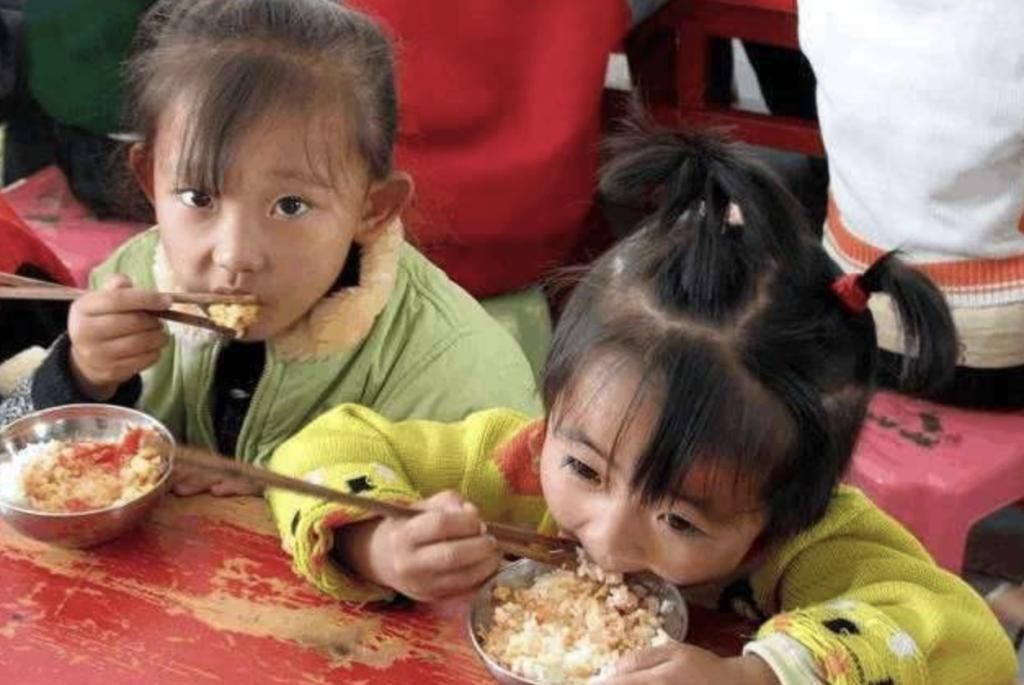 饭菜|孩子在幼儿园饭量增大,看到老师拍的午餐照后,妈妈备受打击