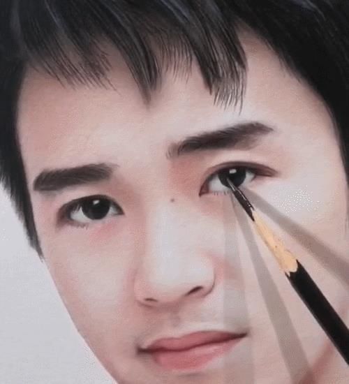 美术学院@她画20幅人头像,收获200万粉丝,网友羡慕,专家:全靠打印机