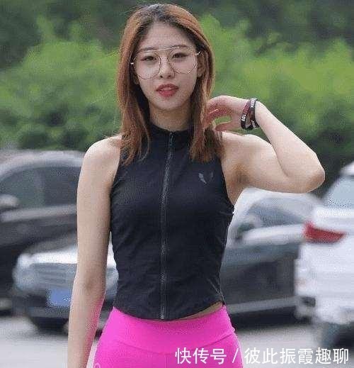 百搭 短款上衣搭配瑜伽裤,装扮让气质满满呈现,简单又耐看