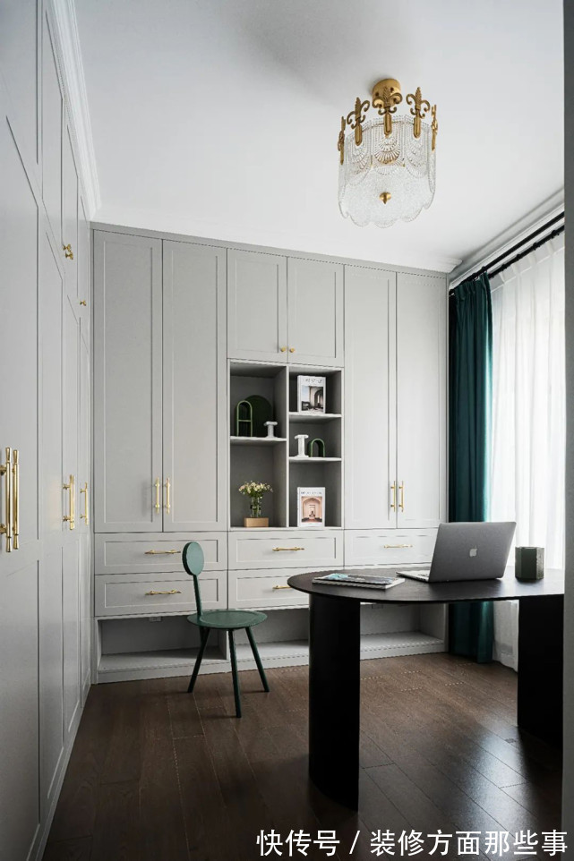 衣帽间|135平现代风四居室，复古绿与暖灰拼接墙面更加灵动有趣