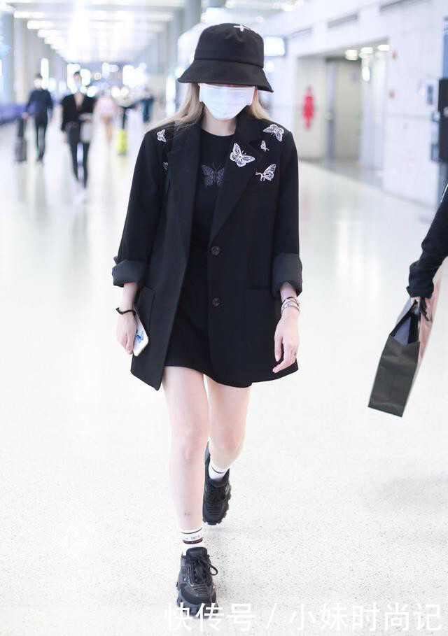 连衣裙|周扬青暗黑霸气穿搭! 宽肩西装配蝴蝶印花连衣裙, 素颜出镜也难掩魅力