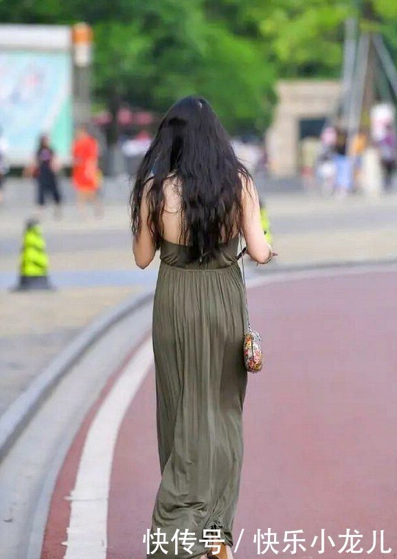 现在流行“挂脖裙”,造型才能时尚出众