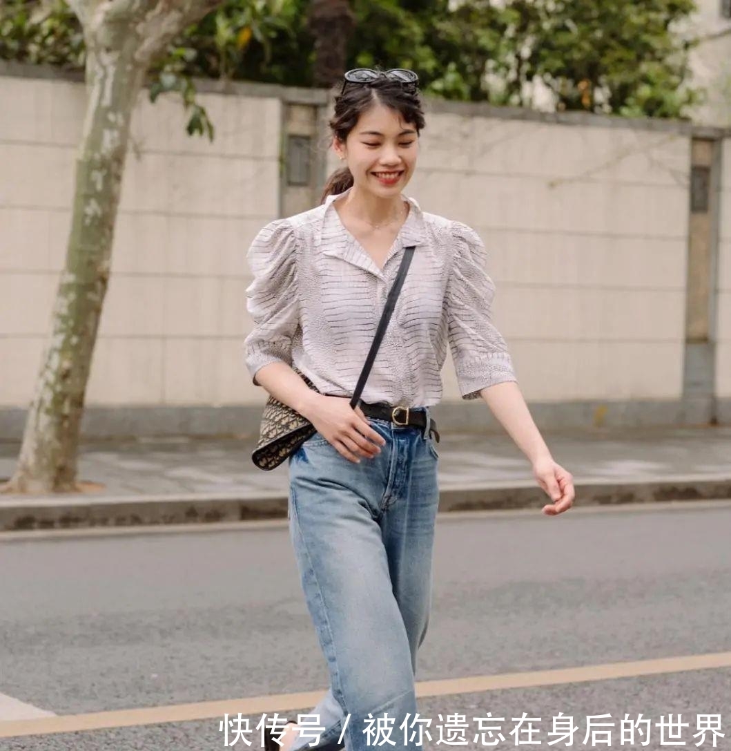 上衣|“懂穿”的女人,穿牛仔裤很少搭配T恤,选对上衣才能美得轻松
