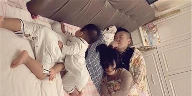 宝妈|一家四口“睡姿”走红,看似温馨网友却批评:这样带孩子不合格